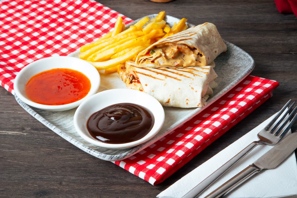 Tacos King Food, galette grill&eacute;e garnie et frites, &agrave; ACI 2000, Bamako