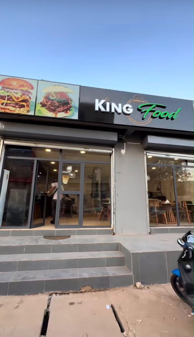 Devanture du restaurant King Food à ACI 2000, Bamako, enseigne et entrée vitrée